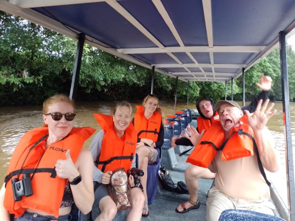 Personas disfrutando de su tour de un día en el parque nacional Tortuguero