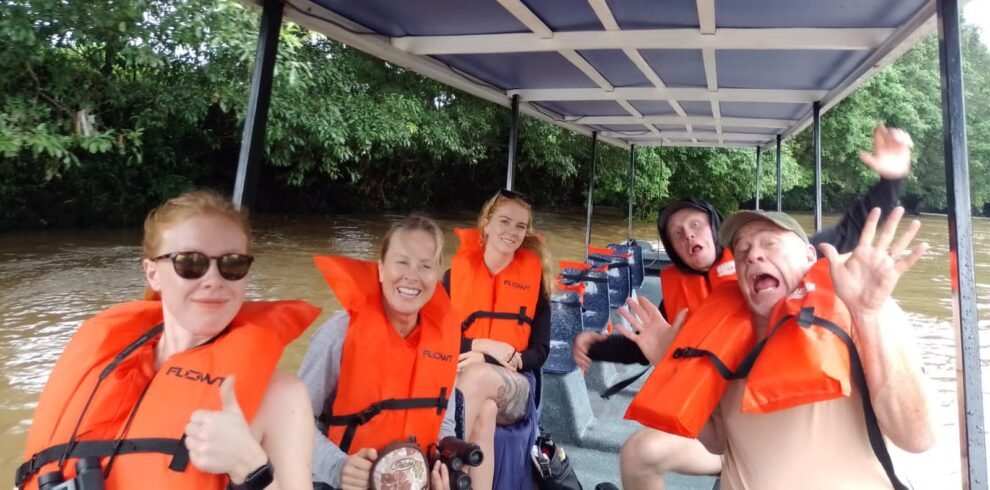 Personas disfrutando de su tour de un día en el parque nacional Tortuguero
