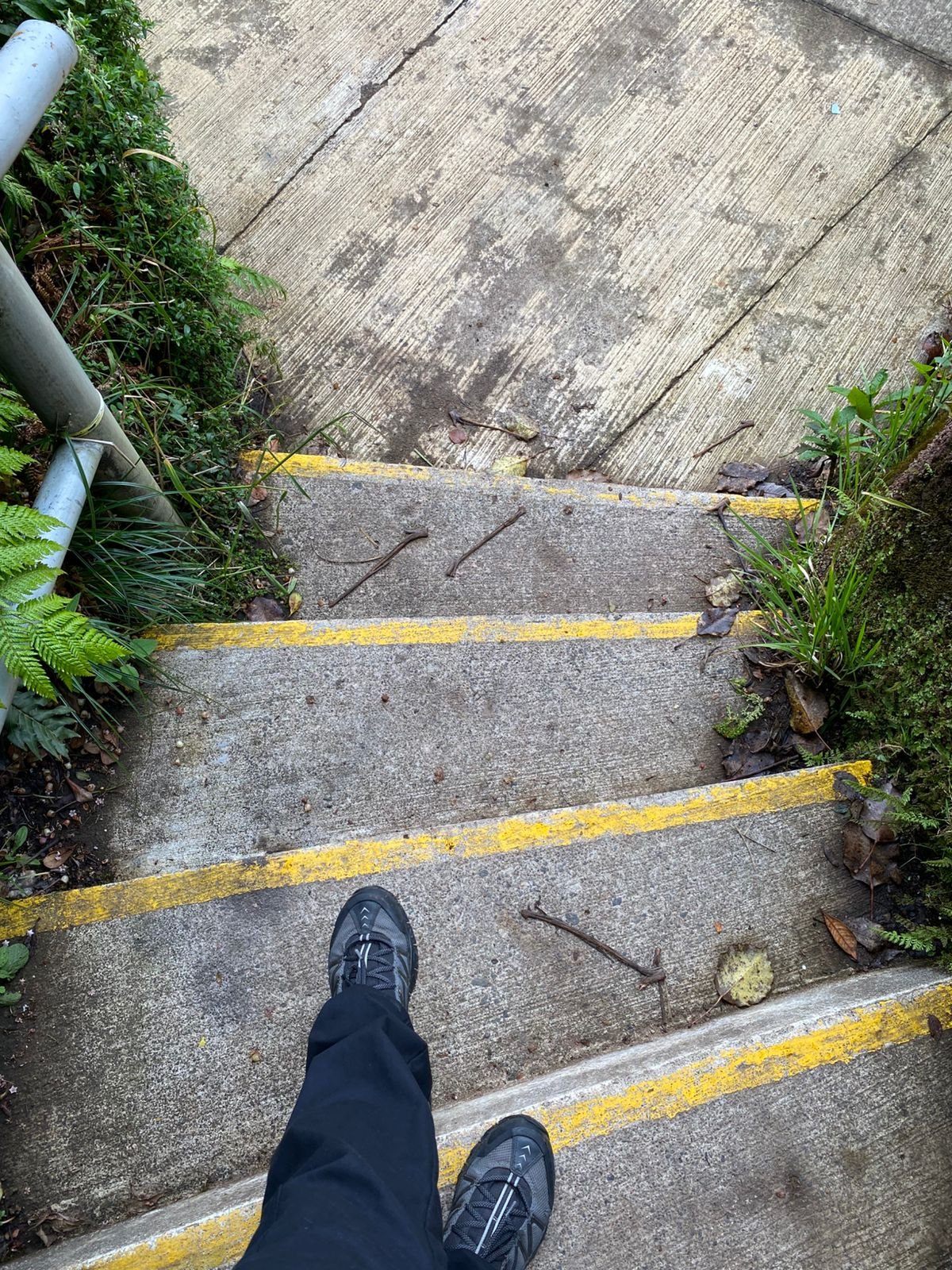 Una persona caminando en el volcán poás
